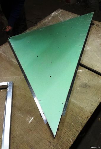 Алюминиевый треугольный люк в потолок под покраску 125х125х190 см